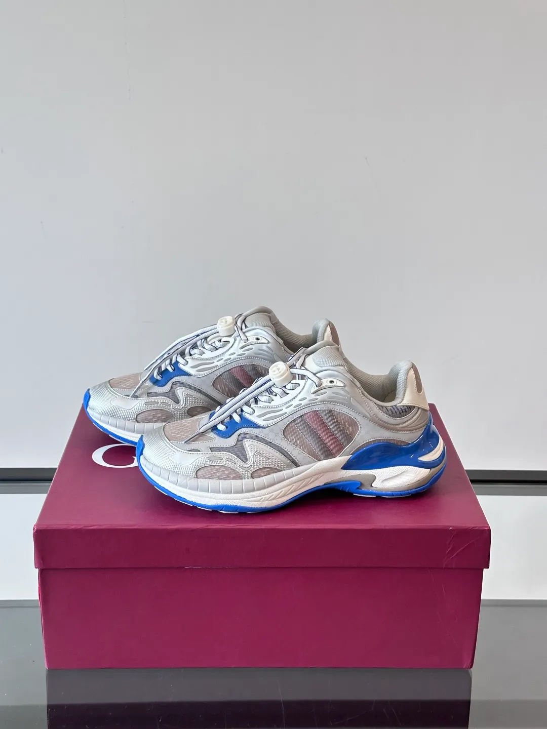 [G Home] Top P: 1020💰 Men’s size will be released first Size: 39-45 (45 customized) Gucci Gucci, couple model, women’s model will be released later, new 2.0 futuristic sports shoes‼ ️A pair of subversive sneakers is here. Gucci 2.0, a full series of 4 colors with key investment, smart silhouette: slightly curved forefoot design, you can clearly feel the propulsion when commuting and trotting, and it can enhance the sense of line extension when paired with wide-leg pants or cycling pants. EVA thick soles not only have a comfortable height-increasing effect, but also reduce weight (it actually lasts 3 hours of shopping without tiring your feet!) Highlight moments for lazy people: 2. Just choose it for airport wear! You can take them off in seconds after passing the security check (you can put them on as soon as you lift the heel strap), because the shoes come with a sliding buckle, so no need! ! Tie your shoes. Really achieve the sense of relaxation that goes with you.